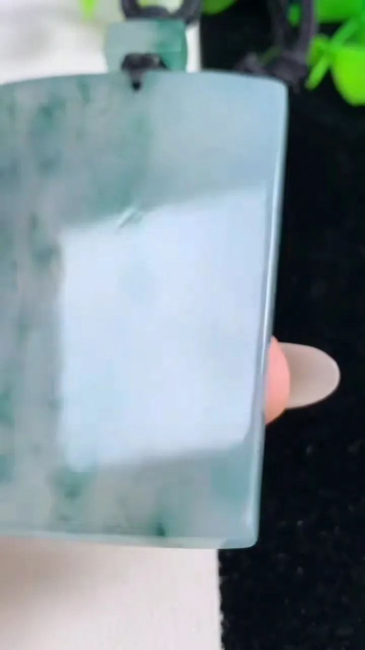 天然A货翡翠种飘花无事牌吊坠，尺寸60.2-41.3-5，重量:48.17g
9月26日