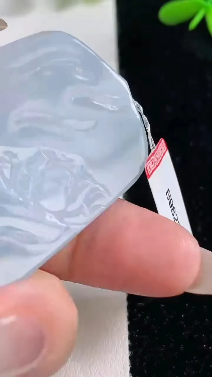 天然A货翡翠冰种飘花普贤菩萨吊坠，尺寸50.5-34.6-11.6，重量:43.28g
9月26日