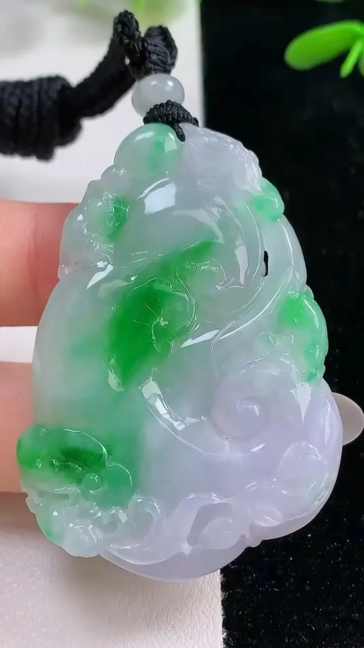天然A货翡翠如意吊坠，尺寸51.2-37.3-5.8，重量:24.89g
9月26日