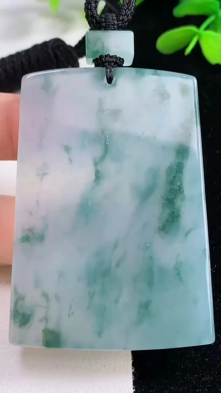 天然A货翡翠种飘花无事牌吊坠，尺寸60.2-41.3-5，重量:48.17g
9月26日