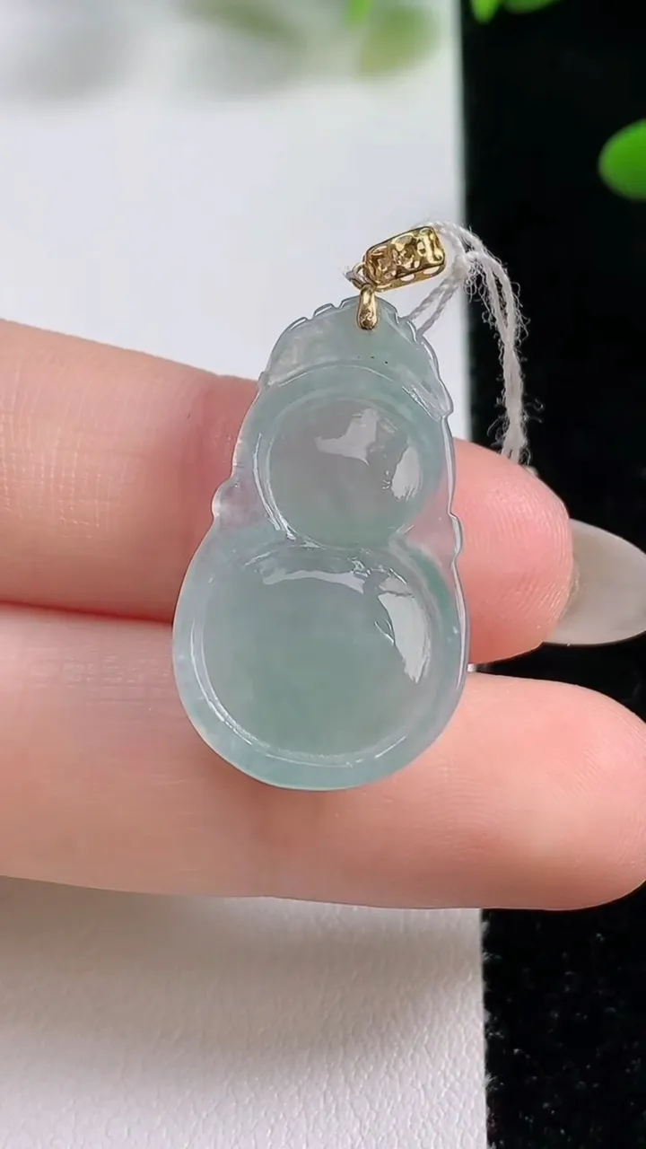 天然A货翡翠葫芦吊坠，尺寸27-15.6-5，重量:3.41g
9月26日