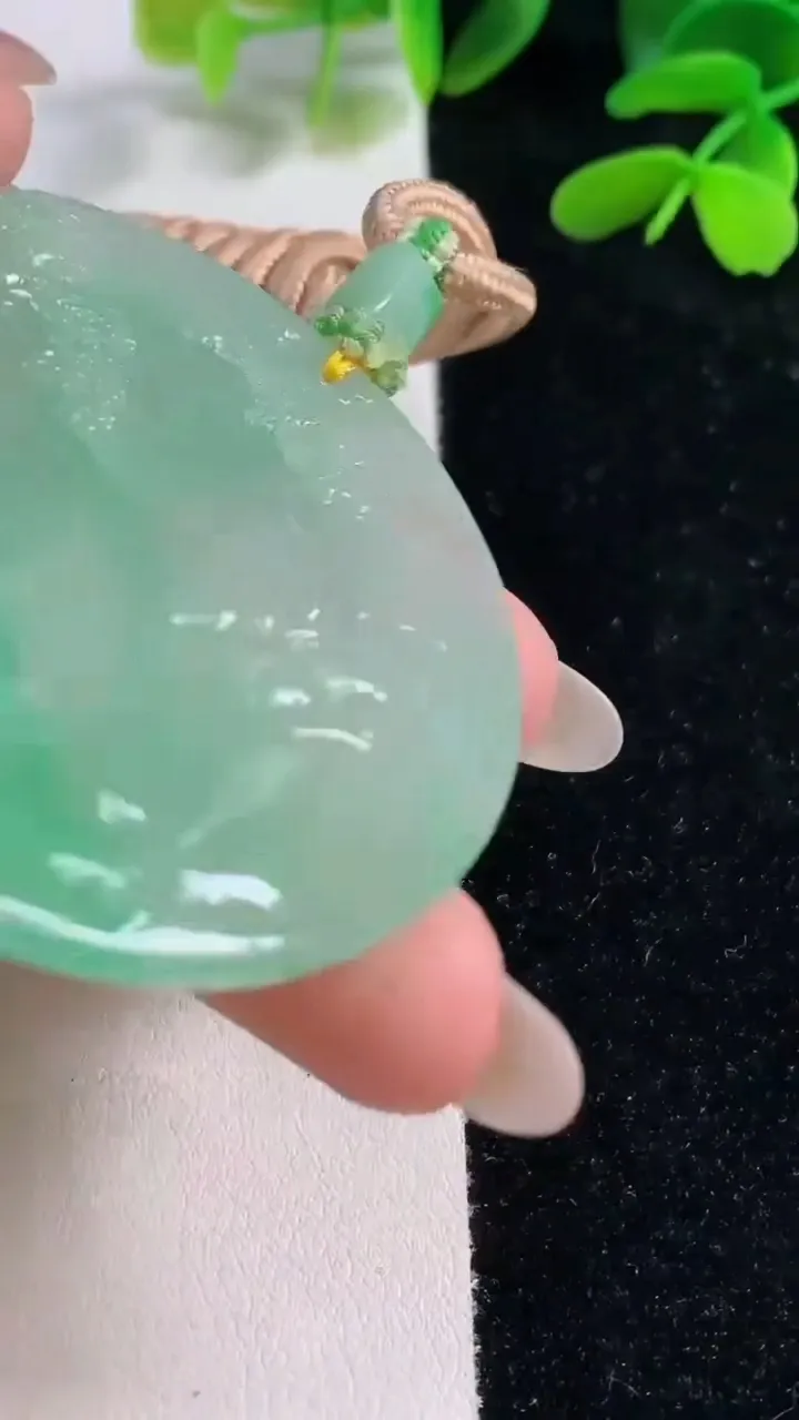天然A货翡翠山水牌吊坠，尺寸54.2-5.2，重量:40.60g
9月26日