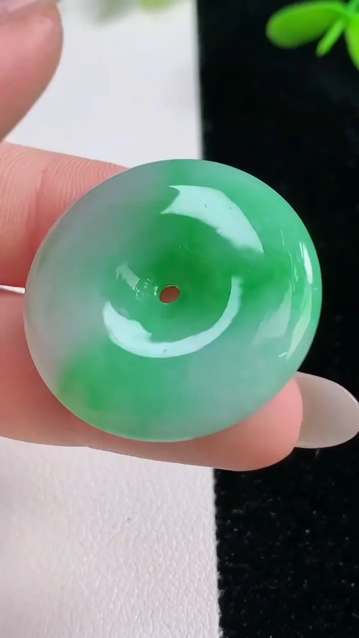 天然A货翡翠平安扣吊坠，尺寸29.8-5，重量:10.48g
9月26日