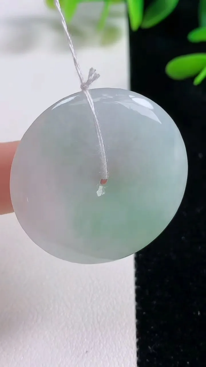 天然A货翡翠平安扣吊坠，尺寸34.6-5.5，重量:14.27g
9月27日