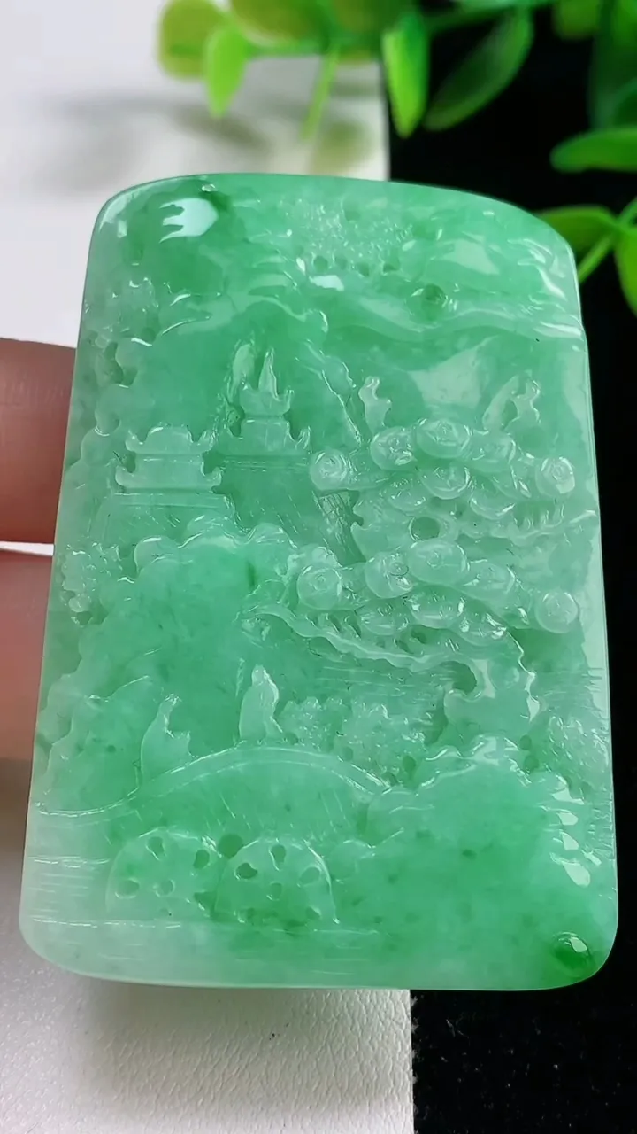天然A货翡翠山水牌吊坠，尺寸59.4-41.2-4.3，重量:33.13g
9月27日
