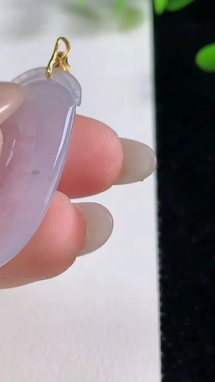 天然A货翡翠种白冰如意吊坠，尺寸33.6-21.1-6.6，重量:6.80g
9月27日