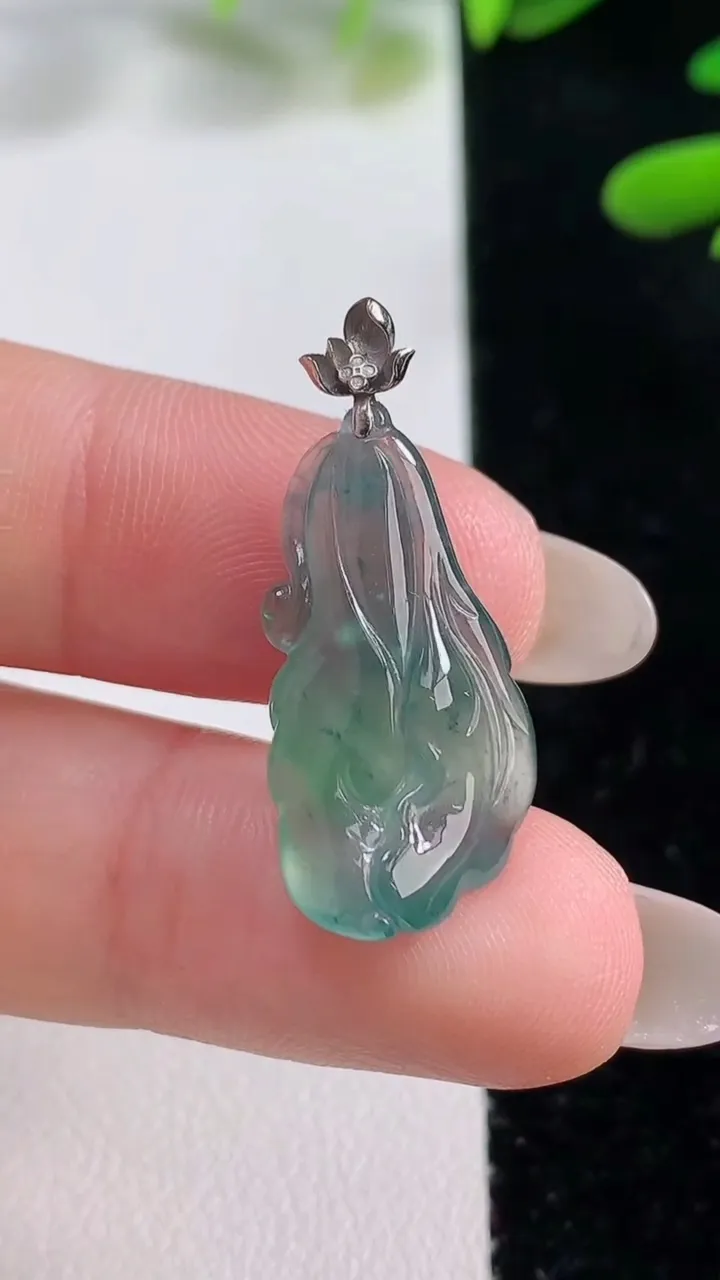 天然A货翡翠18K金蓝水白菜吊坠，尺寸22.5-12.3-5，重量:2.30g
9月27日