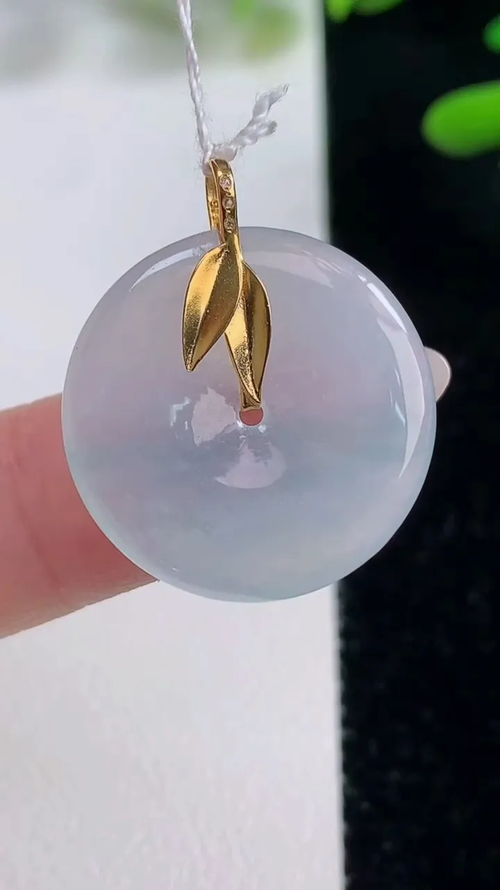 天然A货翡翠种白冰平安扣吊坠，尺寸21.8-3.2，重量:3.79g
9月27日