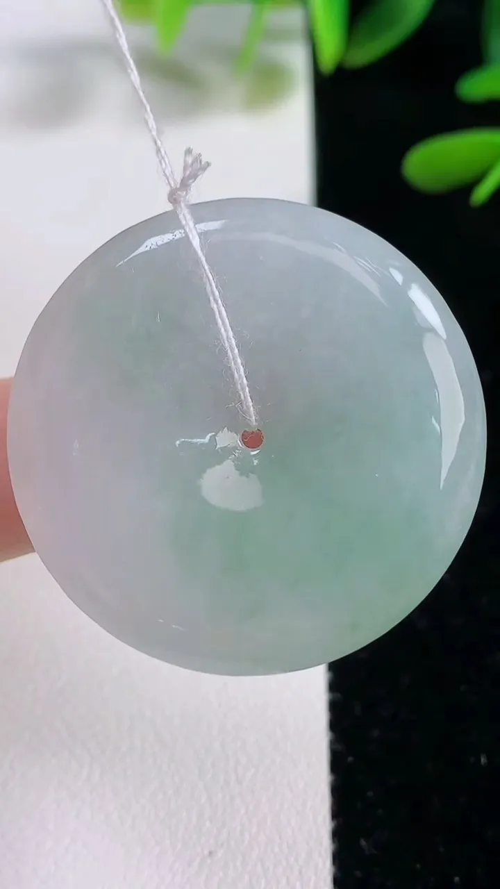 天然A货翡翠平安扣吊坠，尺寸34.6-5.5，重量:14.27g
9月27日