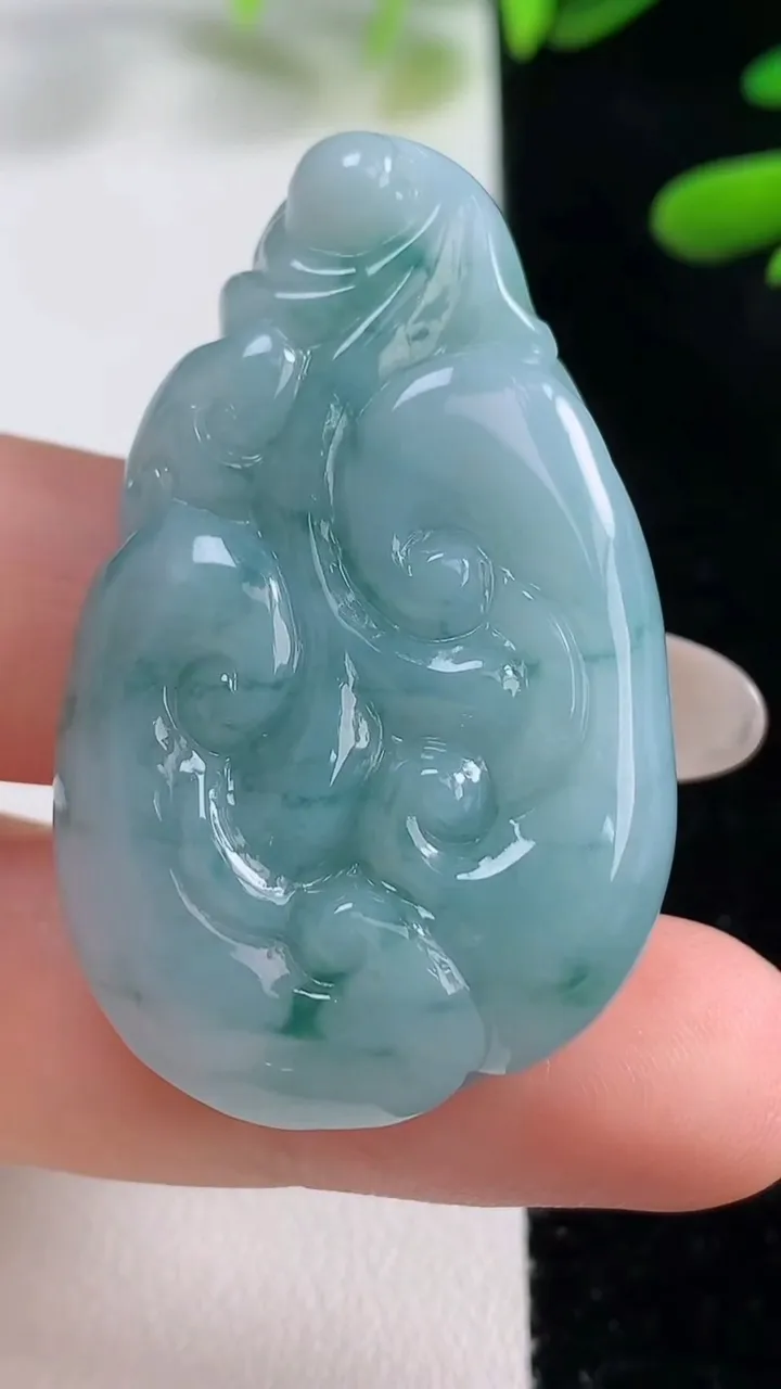 天然A货翡翠飘花如意吊坠，尺寸43-26.7-9.6，重量:21.77g
9月27日