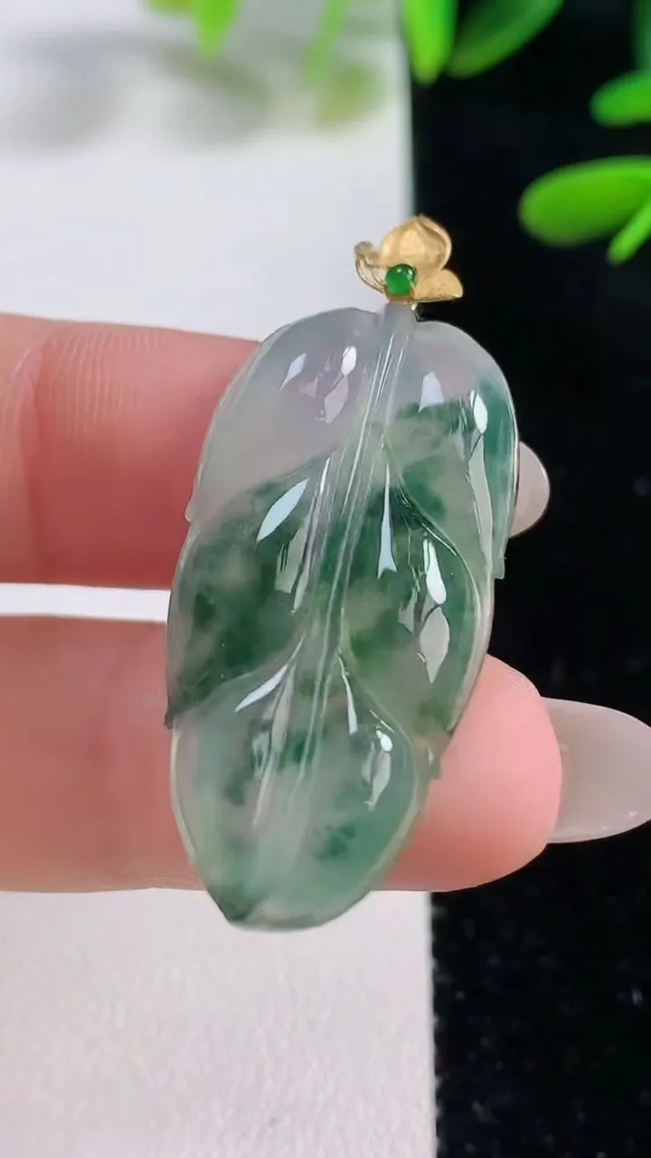 天然A货翡翠种飘花金枝玉叶 叶子吊坠，尺寸34-17-4.8，重量:5.80g
9月27日