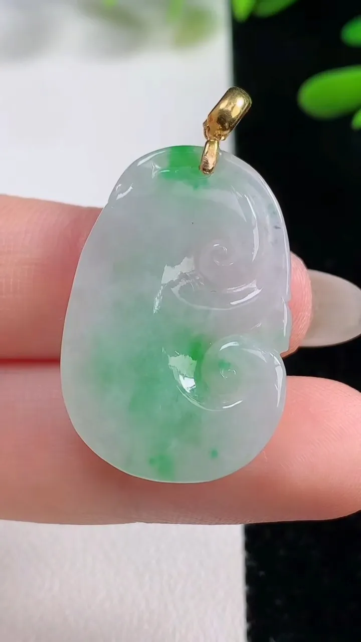 天然A货翡翠如意吊坠，尺寸29.6-19.8-3.8，重量:5.36g
9月27日