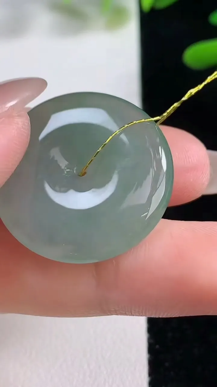天然A货翡翠平安扣吊坠，尺寸27-5，重量:8.26g
9月27日