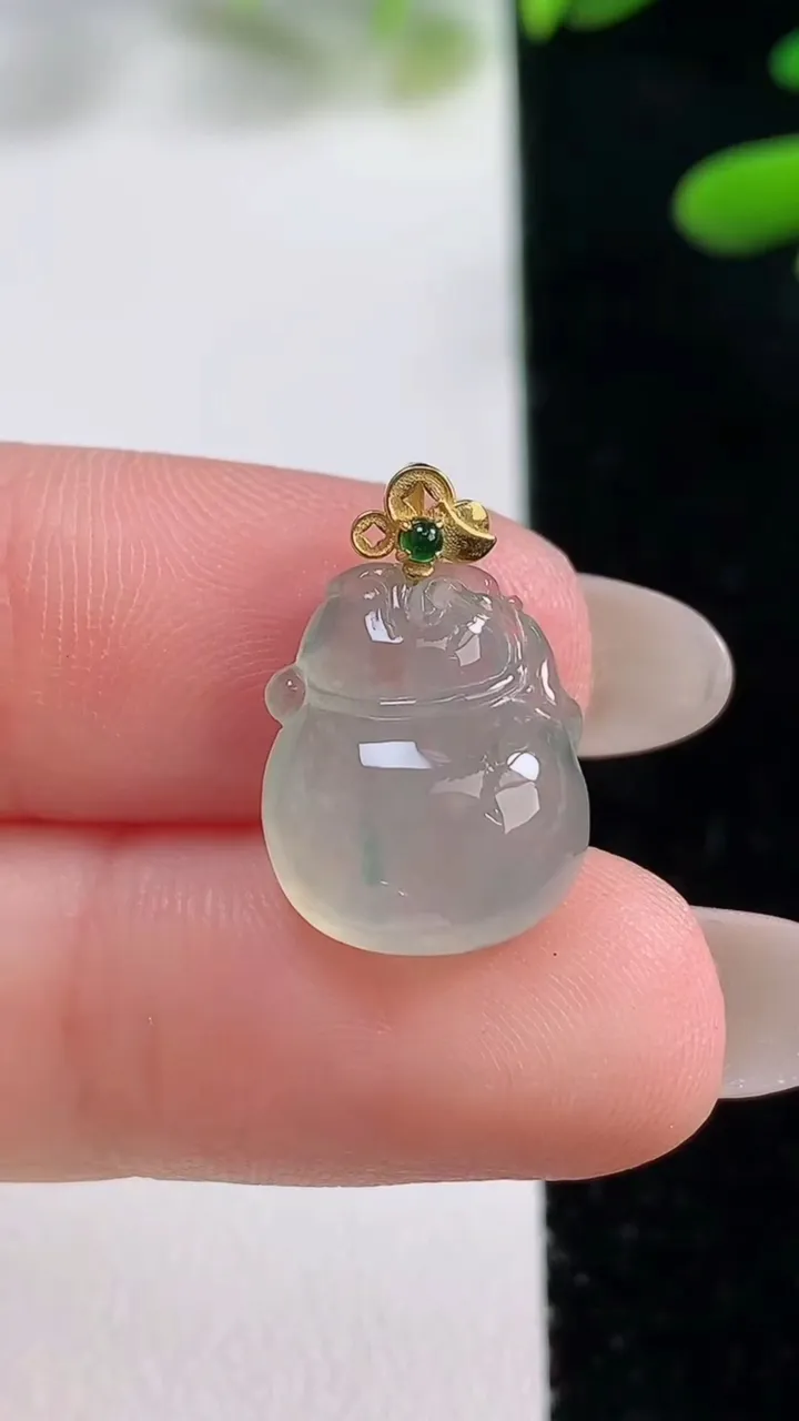 天然A货翡翠种飘花葫芦吊坠，尺寸16-12-6，重量:2.01g
9月27日
