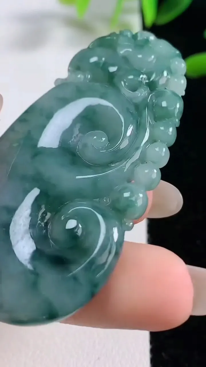 天然A货翡翠飘花如意吊坠，尺寸57.8-30-8.6，重量:27.07g
9月27日
