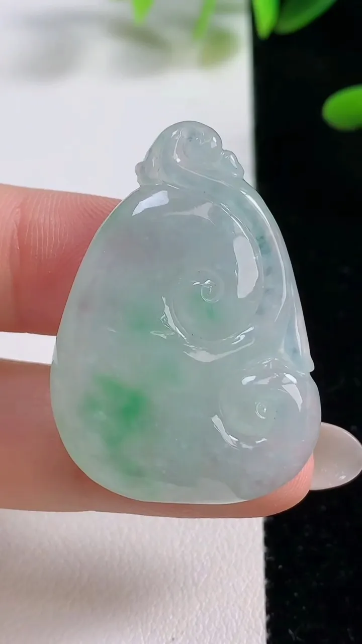 天然A货翡翠如意吊坠，尺寸38-26.7-6.4，重量:11.28g
9月27日