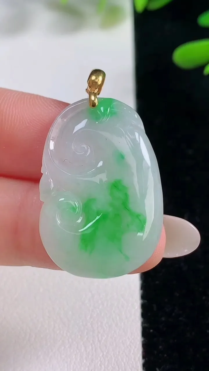天然A货翡翠如意吊坠，尺寸29.6-19.8-3.8，重量:5.36g
9月27日