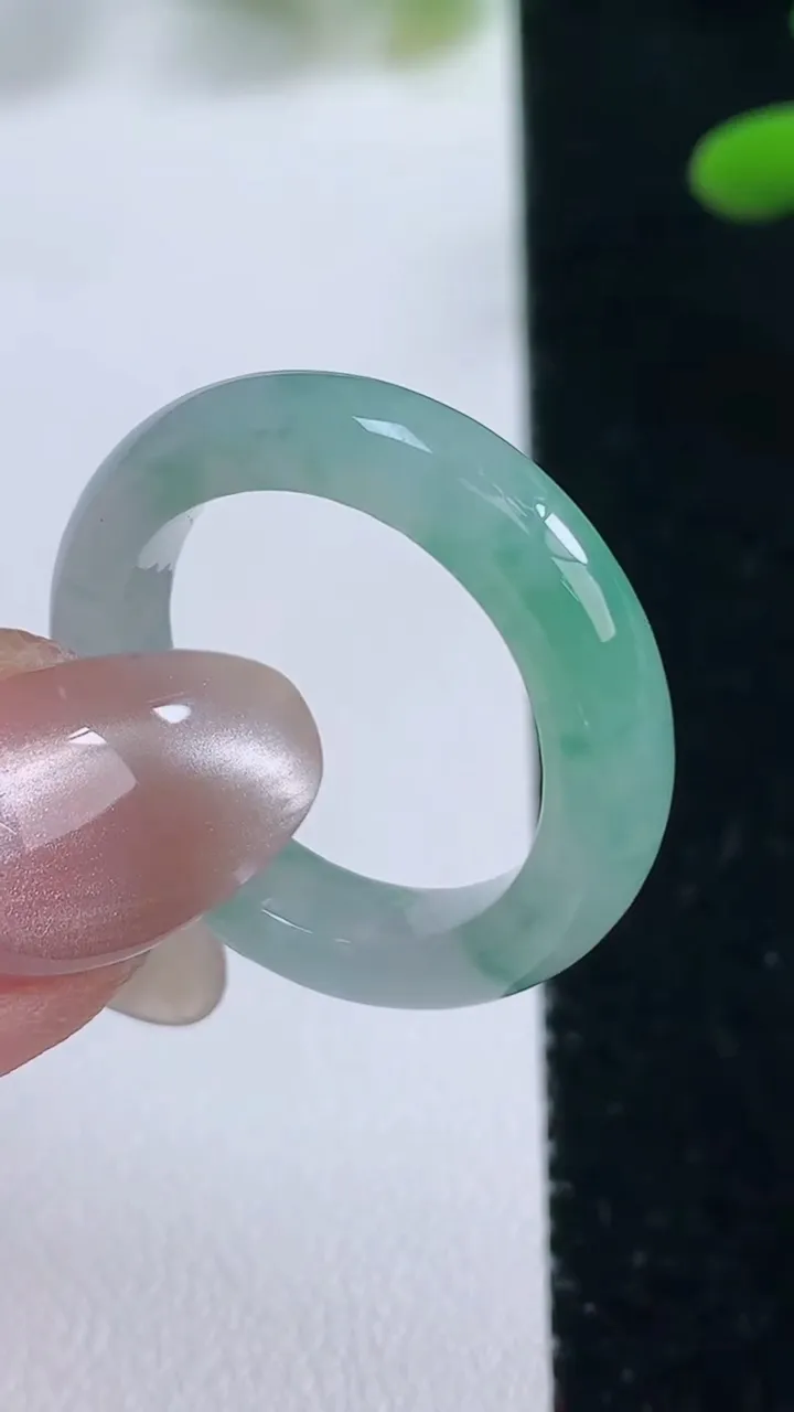 天然A货翡翠指环戒指，尺寸18.7-4.8-3.5，重量:4.29g2025年9月27日
工厂直销收藏佳品,种好水足，色泽均匀，有种有色，上手高大气！