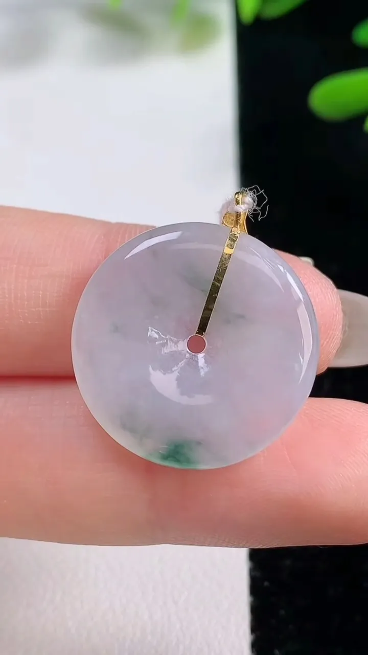天然A货翡翠种飘花平安扣吊坠，尺寸21.5-3.4，重量:3.86g
9月27日