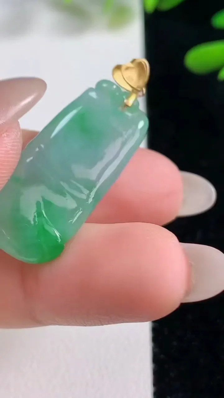 天然A货翡翠节节高升 竹节吊坠，尺寸29.6-14-4.7，重量:5.00g
9月27日