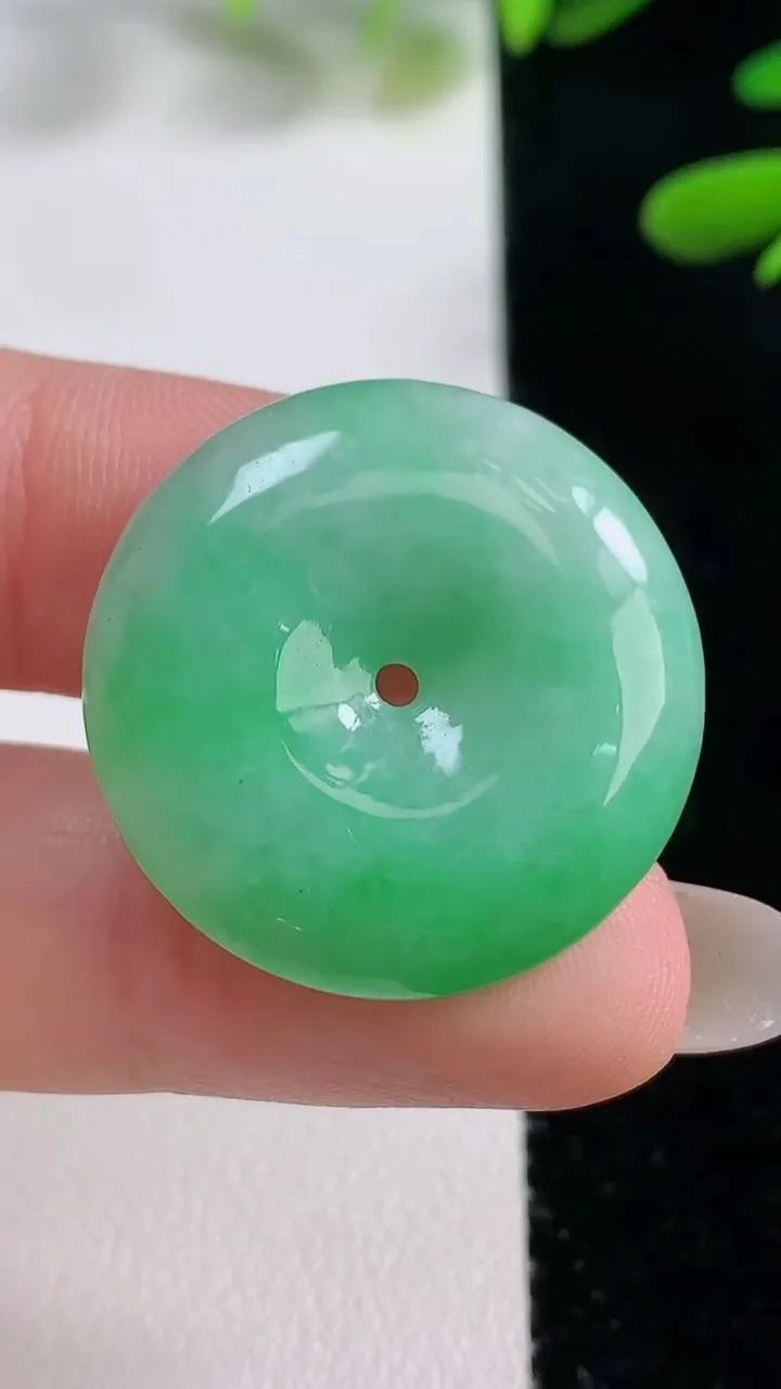 天然A货翡翠平安扣吊坠，尺寸26-2.8，重量:8.60g
9月27日