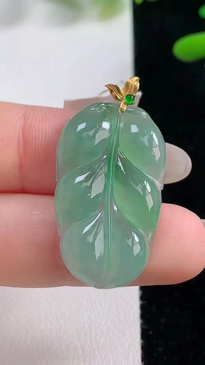 天然A货翡翠金枝玉叶 叶子吊坠，尺寸297-17.8-3.7，重量:3.90g
9月27日