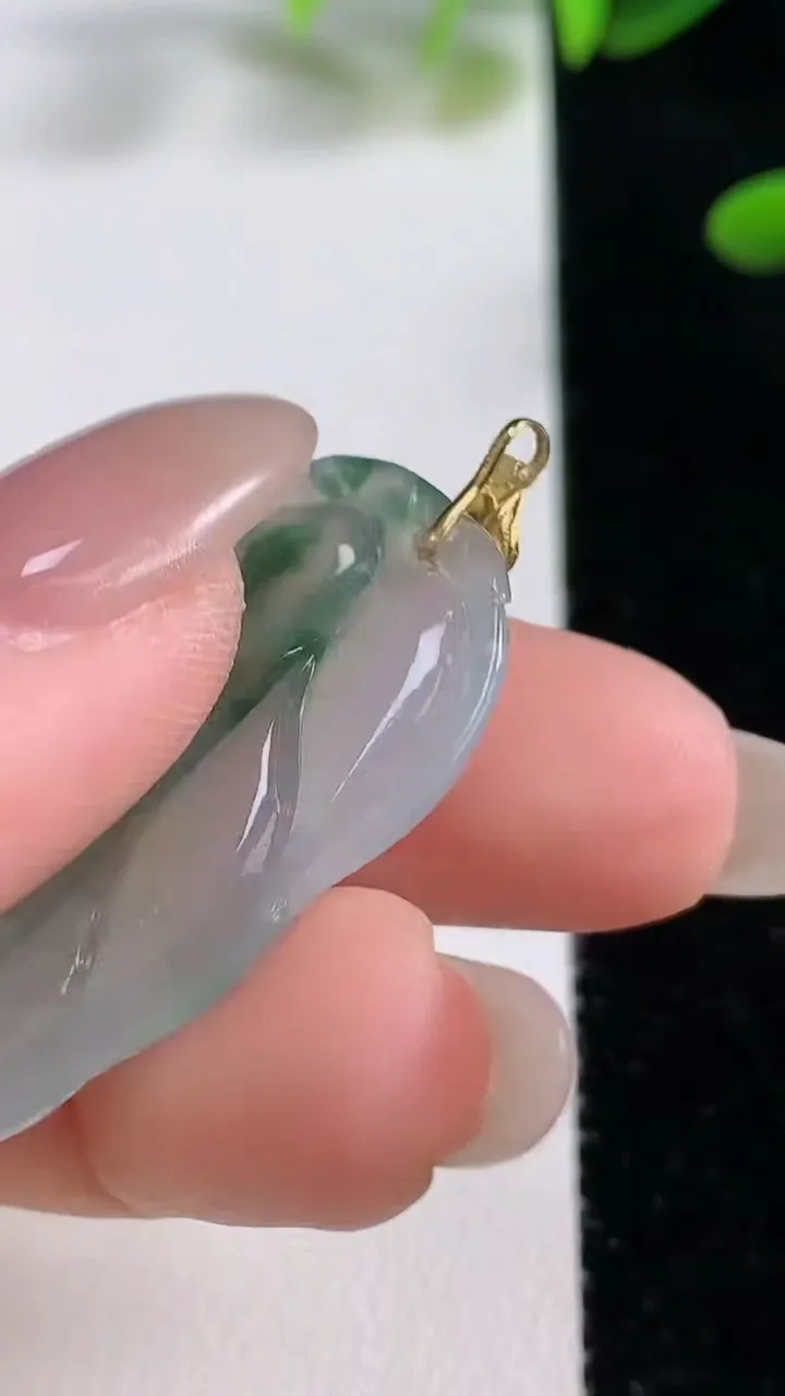 天然A货翡翠种飘花金枝玉叶 叶子吊坠，尺寸34.8-20-4，重量:5.21g
9月27日
