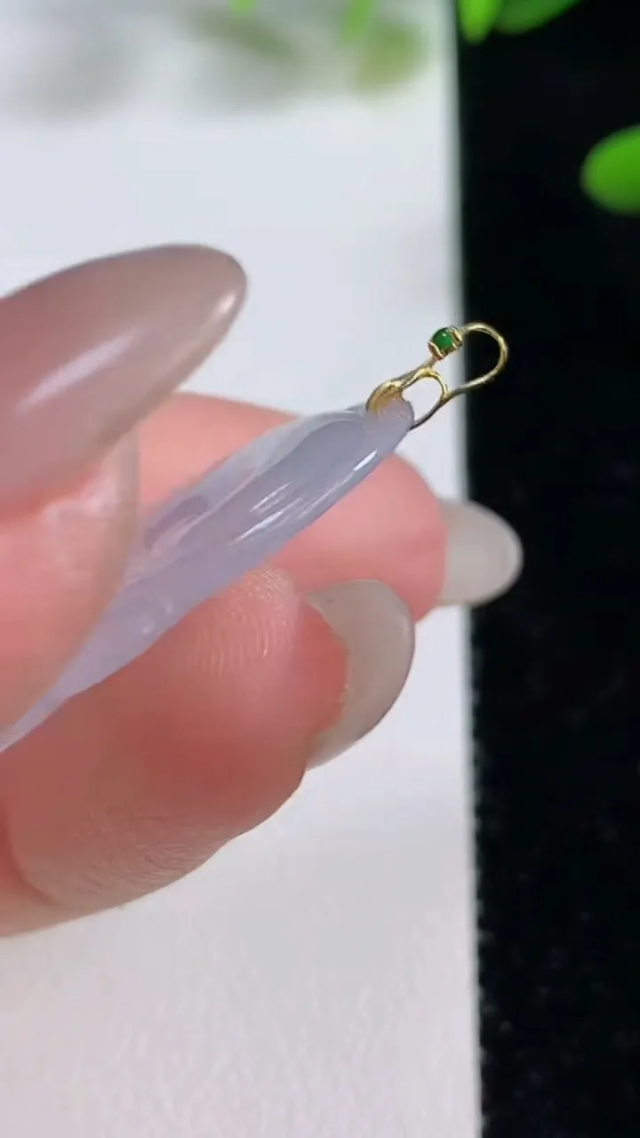 天然A货翡翠种白冰如意吊坠，尺寸33.6-21.1-6.6，重量:6.80g
9月27日