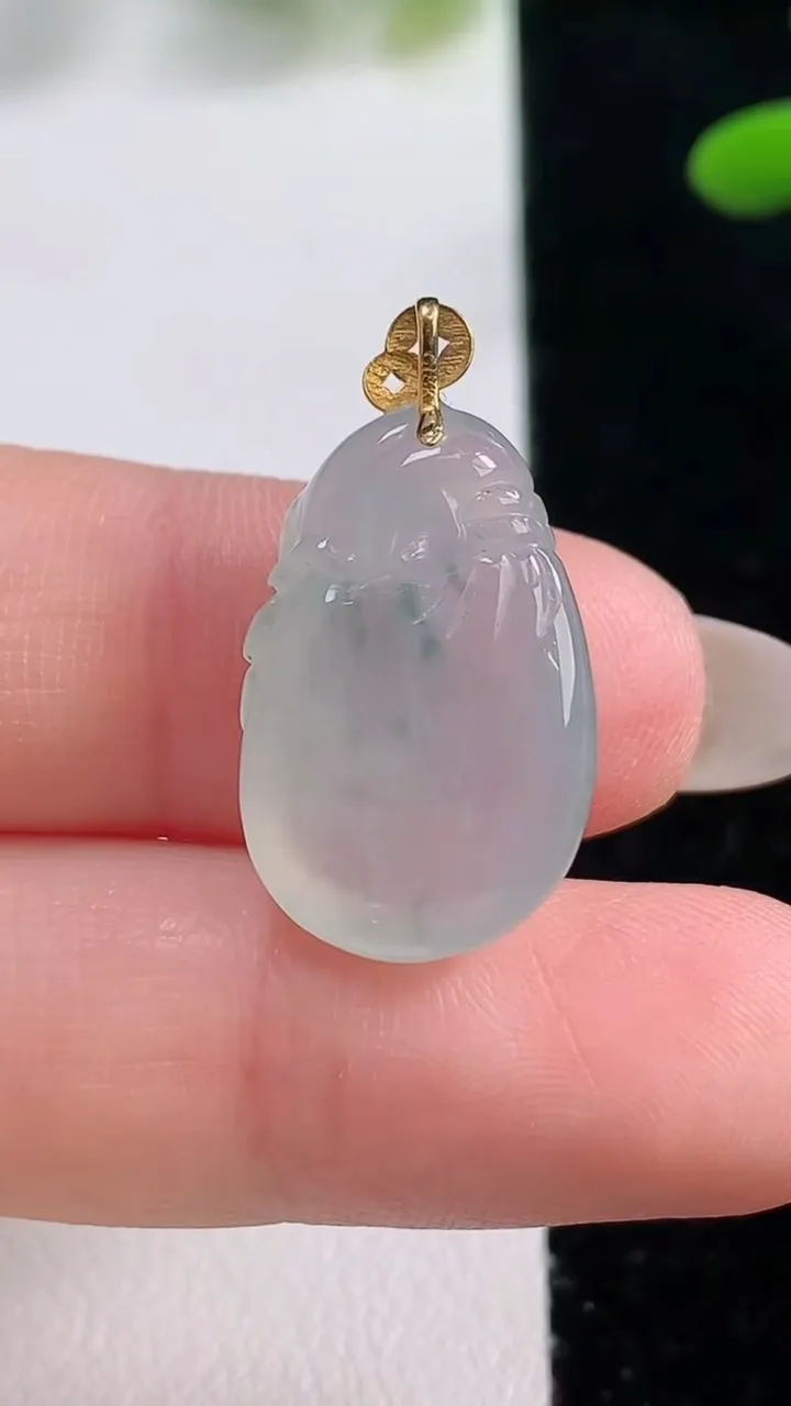 天然A货翡翠种飘花福袋吊坠，尺寸20.5-14-6.4，重量:3.70g
9月27日