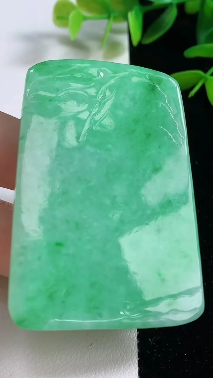 天然A货翡翠山水牌吊坠，尺寸59.4-41.2-4.3，重量:33.13g
9月27日
