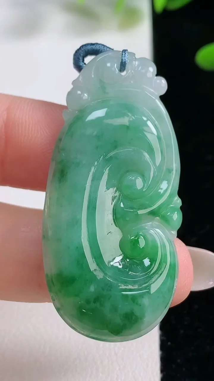 天然A货翡翠如意吊坠，尺寸45.5-21-5，重量:9.58g
9月27日