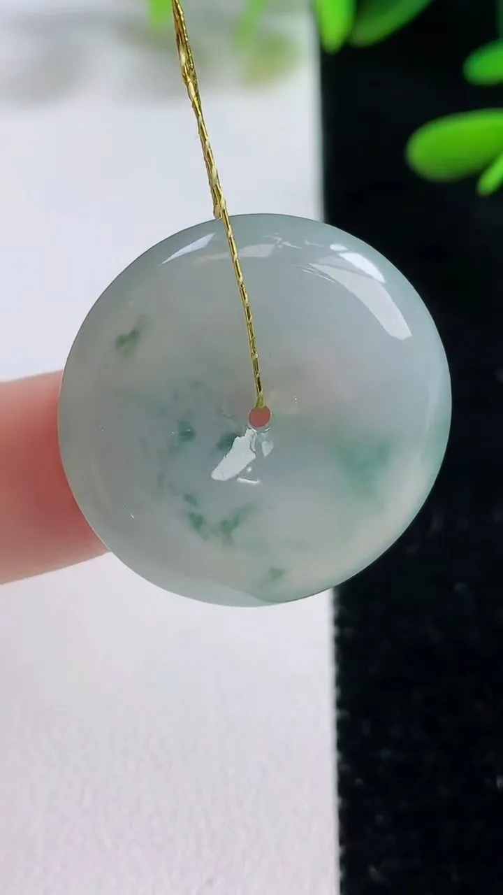 天然A货翡翠冰种飘花平安扣吊坠，尺寸26-5，重量:8.53g
9月27日