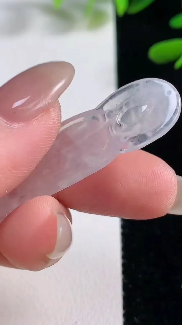 天然A货翡翠观音菩萨吊坠，尺寸49.7-12.6-4，重量:5.50g
9月27日