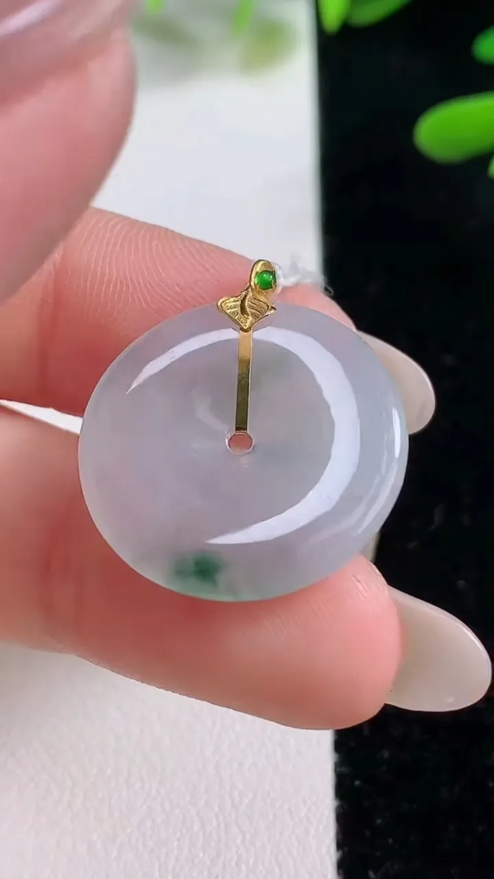 天然A货翡翠种飘花平安扣吊坠，尺寸21.5-3.4，重量:3.86g
9月27日