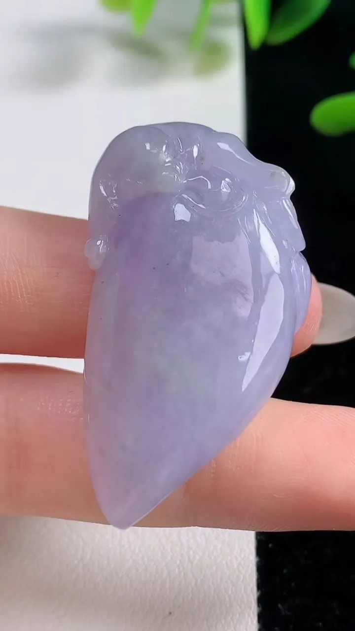 天然A货翡翠紫罗兰福瓜吊坠，尺寸44.3-25.3-10.3，重量:19.57g
9月27日