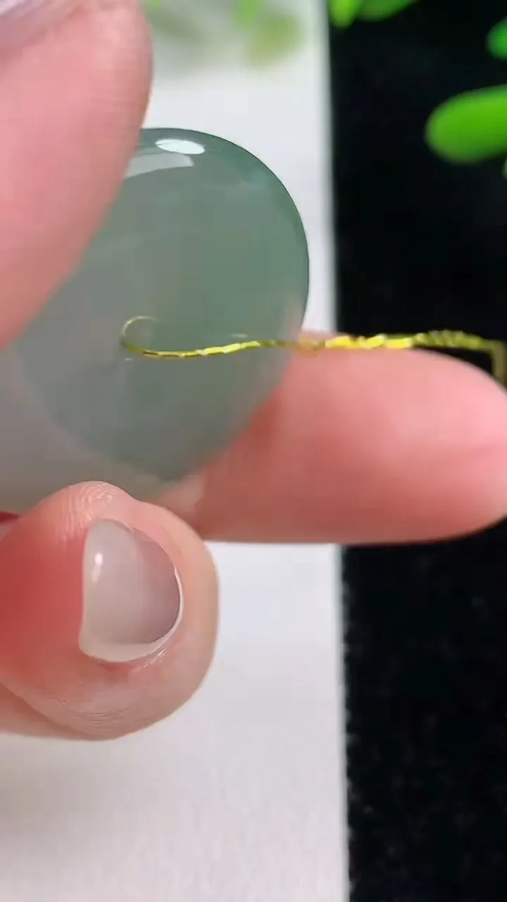 天然A货翡翠平安扣吊坠，尺寸27-5，重量:8.26g
9月27日