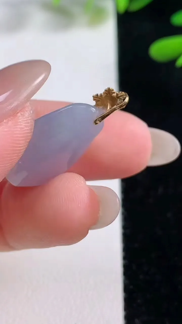 天然A货翡翠18K金紫罗兰福豆吊坠，尺寸20.7-13.2-6.7，重量:3.12g
9月27日