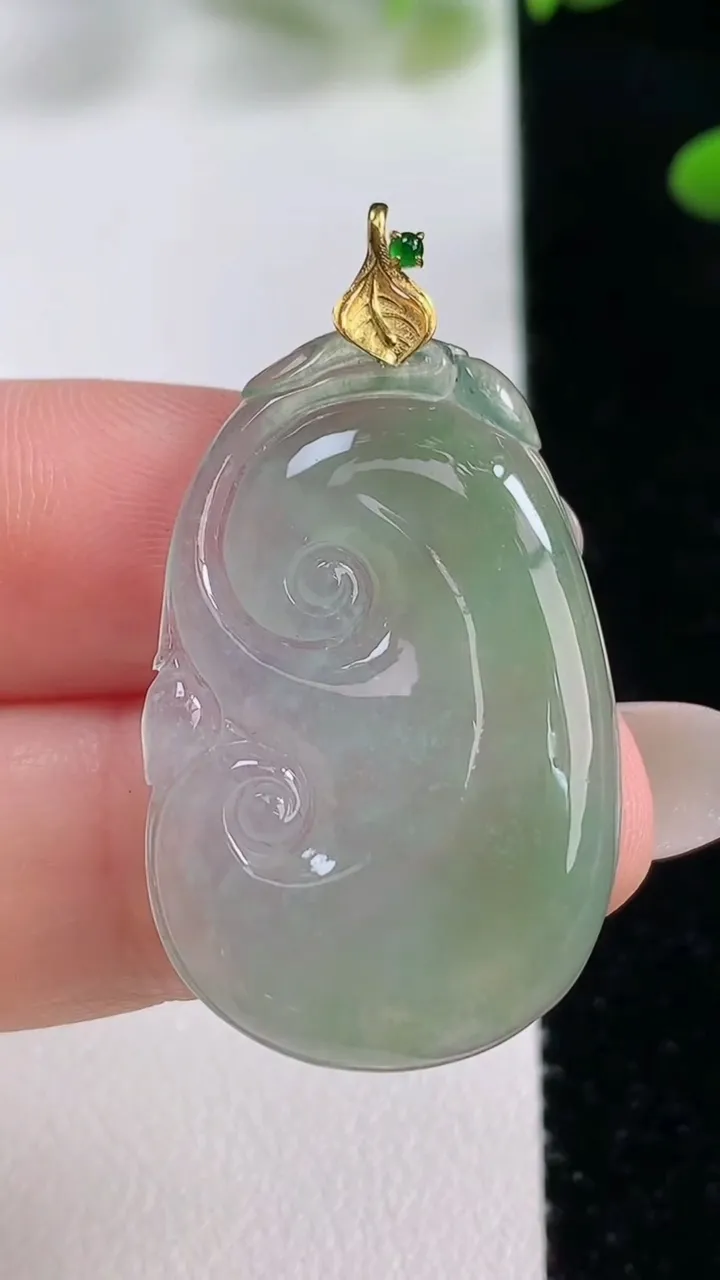 天然A货翡翠如意吊坠，尺寸32.2-20.2-3.5，重量:5.41g
9月27日