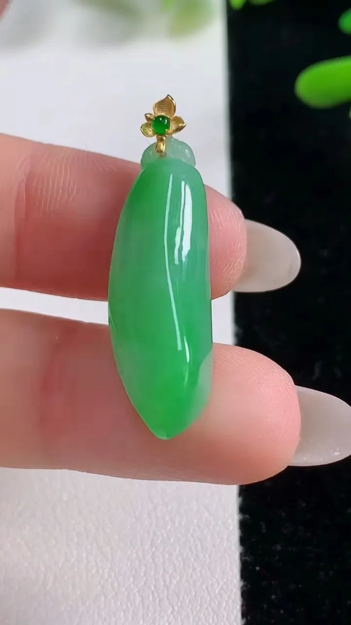 天然A货翡翠福瓜吊坠，尺寸31-9.7-6，重量:3.18g
9月27日