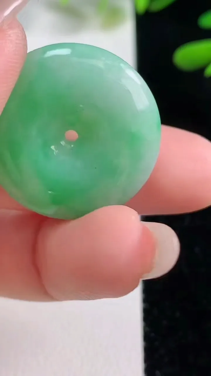 天然A货翡翠平安扣吊坠，尺寸26-2.8，重量:8.60g
9月27日