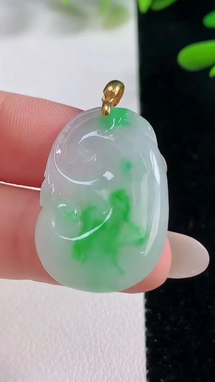 天然A货翡翠如意吊坠，尺寸29.6-19.8-3.8，重量:5.36g
9月27日