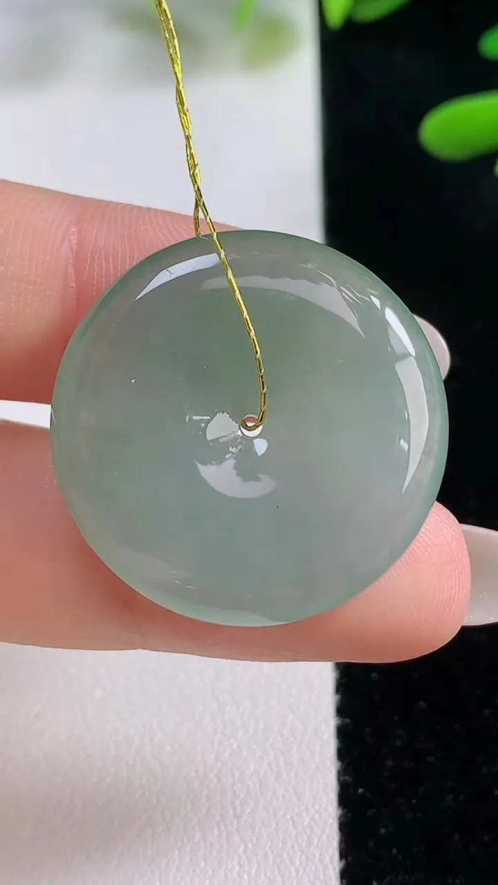 天然A货翡翠平安扣吊坠，尺寸27-5，重量:8.26g
9月27日