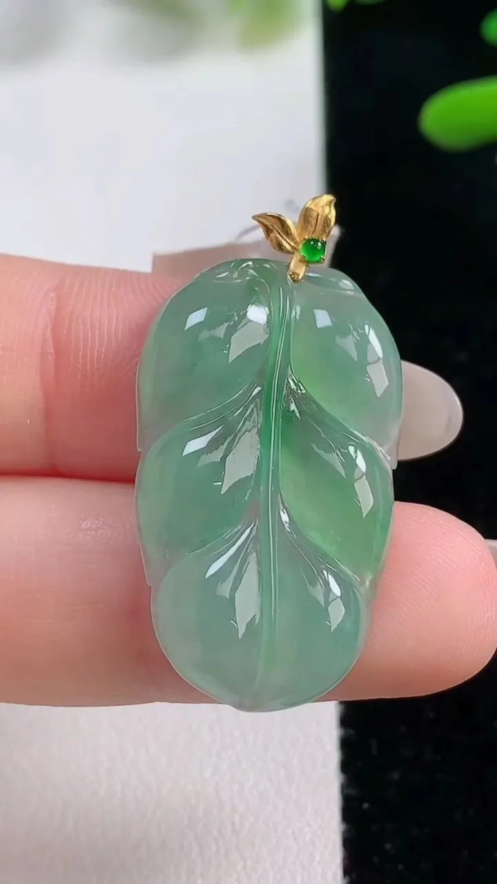 天然A货翡翠金枝玉叶 叶子吊坠，尺寸297-17.8-3.7，重量:3.90g
9月27日