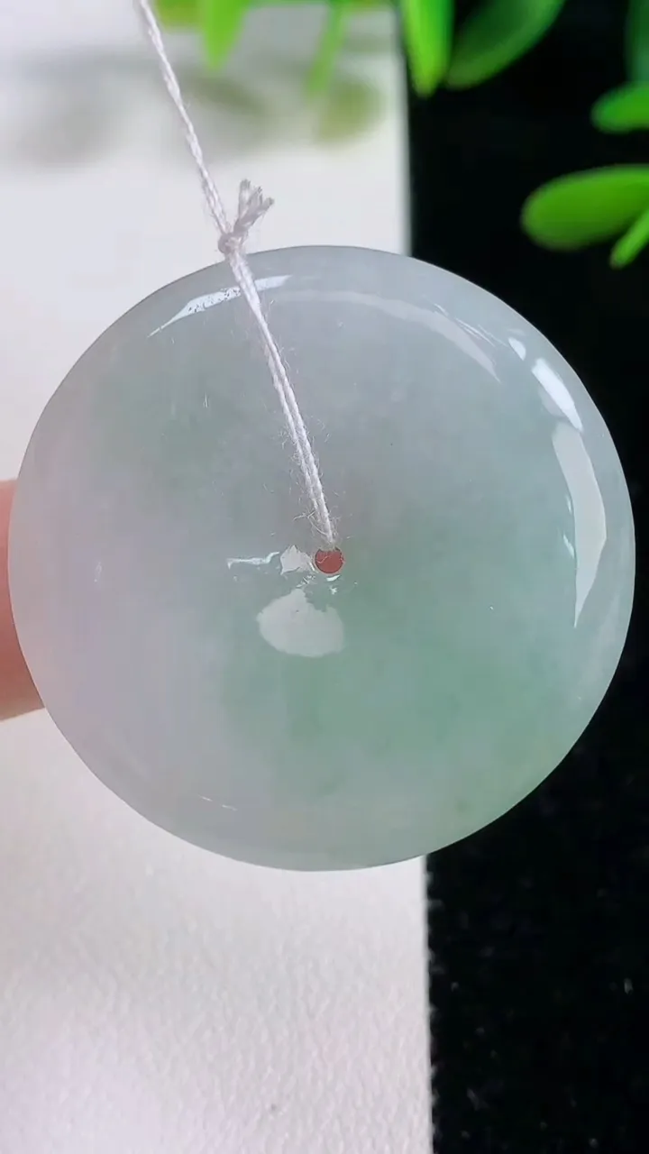 天然A货翡翠平安扣吊坠，尺寸34.6-5.5，重量:14.27g
9月27日