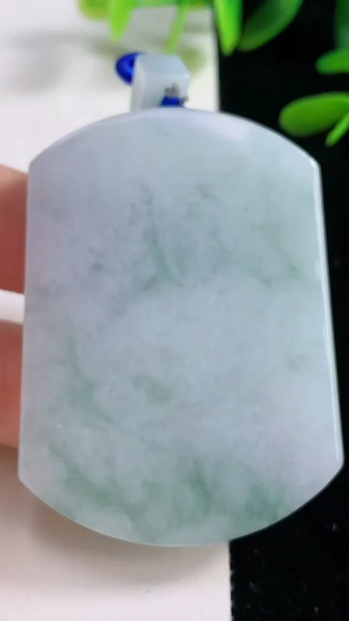 天然A货翡翠冰种飘花无事牌吊坠，尺寸55.8-40.7-5.7，重量:41.93g
9月27日
