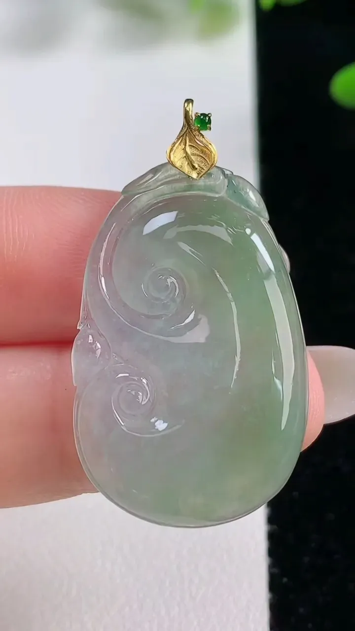 天然A货翡翠如意吊坠，尺寸32.2-20.2-3.5，重量:5.41g
9月27日