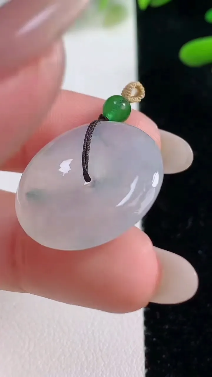 天然A货翡翠冰种飘花平安扣吊坠，尺寸23.6-5，重量:6.34g
9月27日