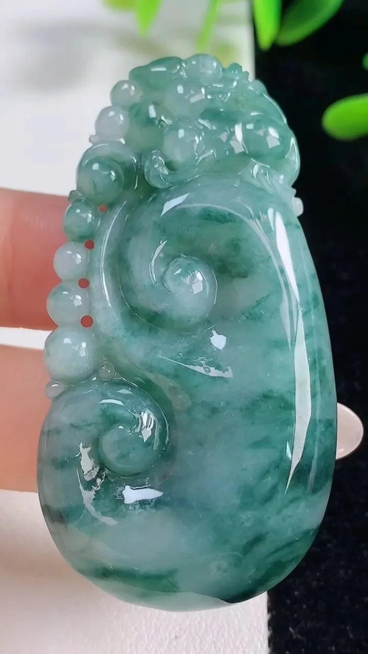 天然A货翡翠飘花如意吊坠，尺寸57.8-30-8.6，重量:27.07g
9月27日