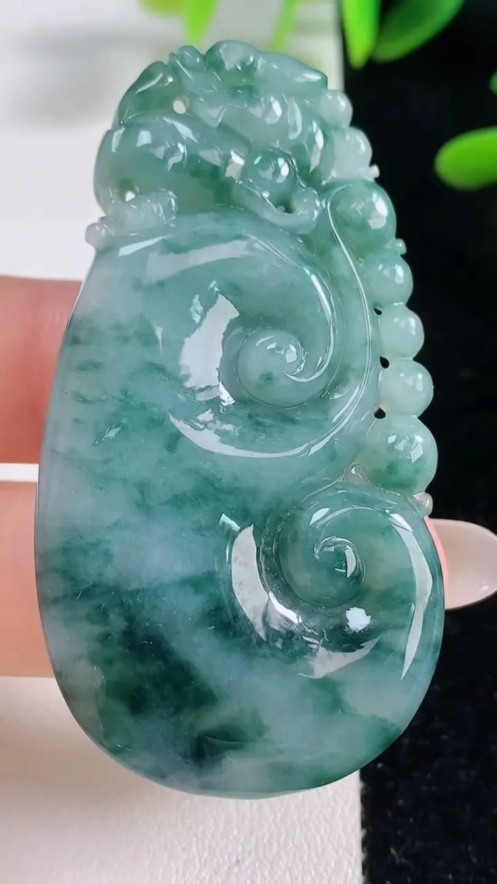 天然A货翡翠飘花如意吊坠，尺寸57.8-30-8.6，重量:27.07g
9月27日
