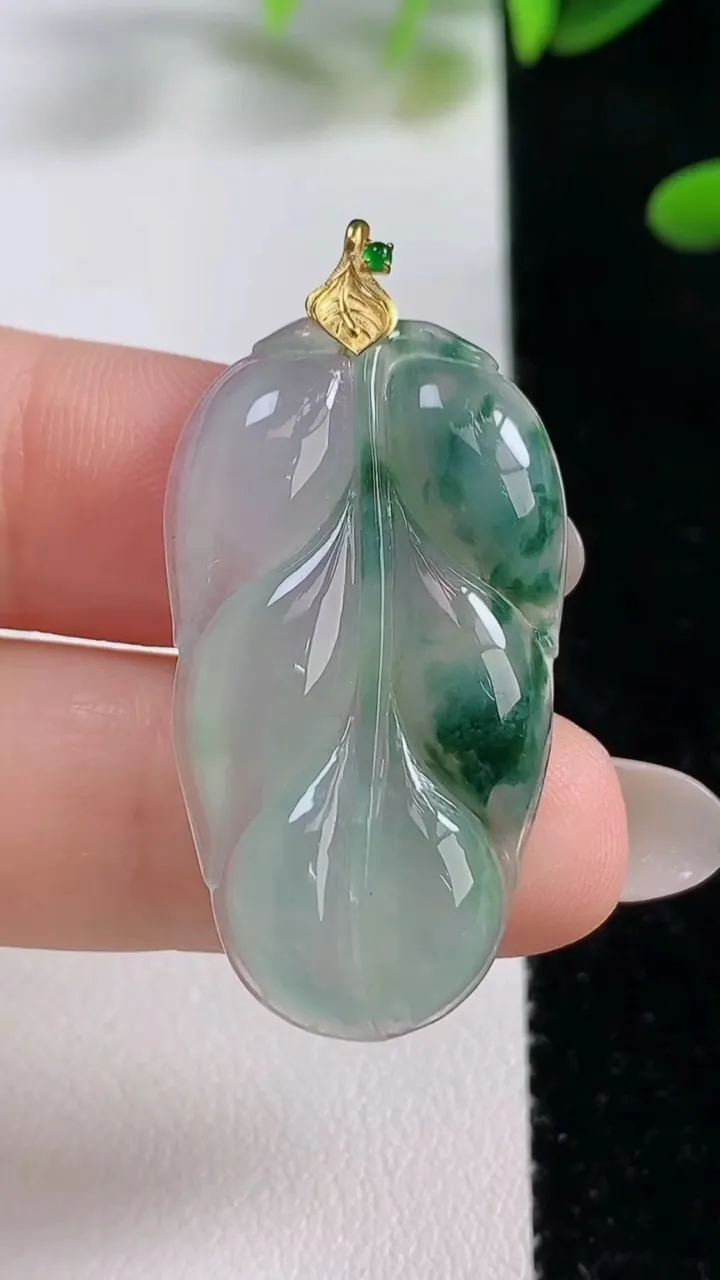 天然A货翡翠种飘花金枝玉叶 叶子吊坠，尺寸34.8-20-4，重量:5.21g
9月27日
